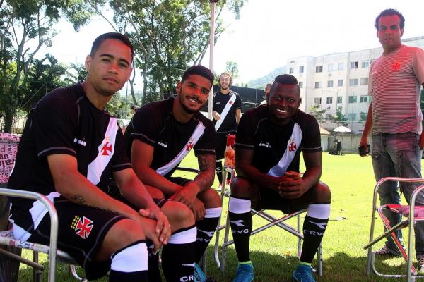 Pikachu, Henrique e Riascos se divertem no intervalo das gravações