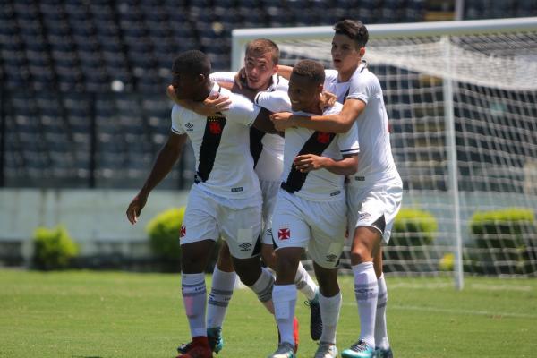 João Pedro comemora ao lado de Léo Reis, Moresche e Caio Lopes