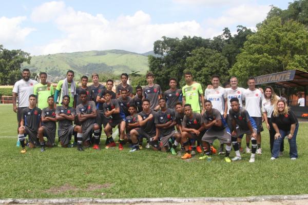 Elenco do sub-15 posou para foto após vitória no amistoso