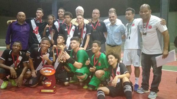Jogadores, comissão e diretoria do futsal vascaíno