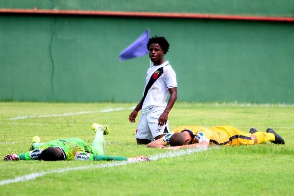 Lucas Santos Comemora seu segundo gol no duelo