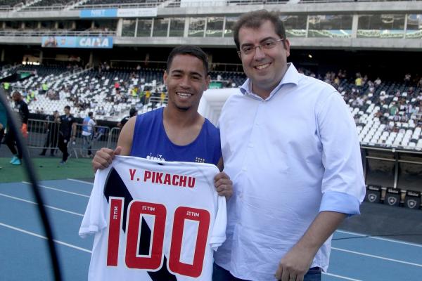 Pikachu posa com o vice de futebol Fred Lopes após homenagem