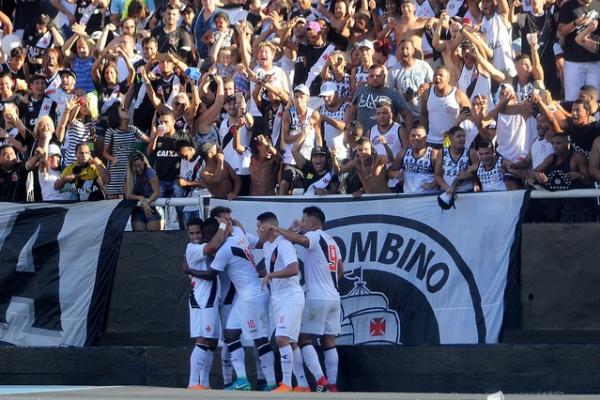 Riascos foi para galera comemorar o golaço de letra, com os companheiros