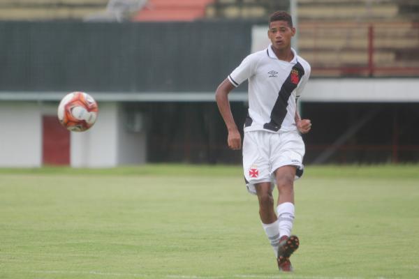 Marrony fez o primeiro do Vasco na partida e sofreu o pênalti que garantiu a virada