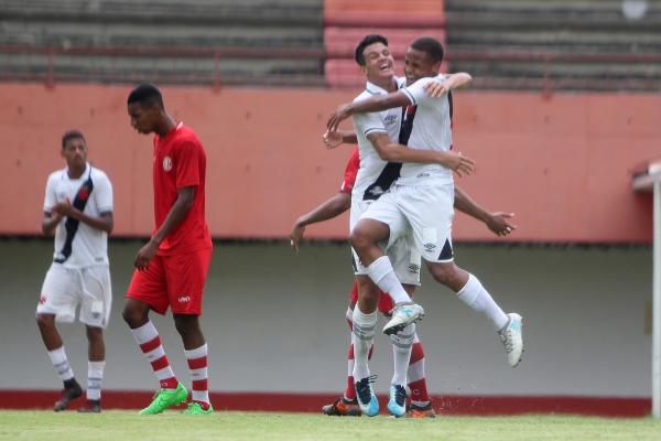 João Pedro comemora com o companheiro Moresche