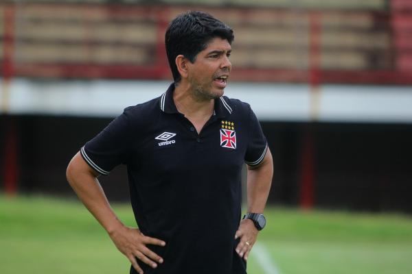 Marcos Valadares orientando a equipe na beira do gramado