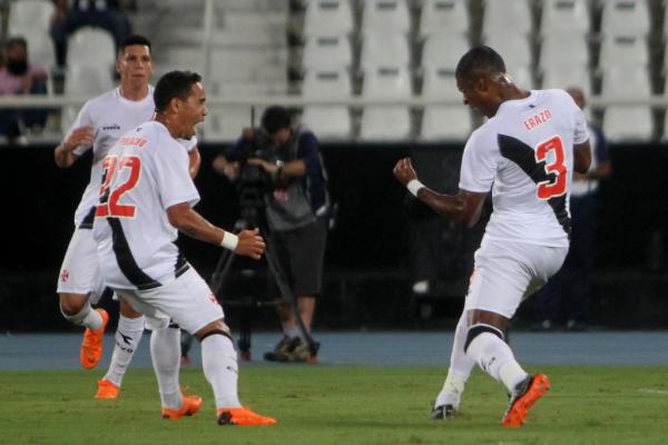 Erazo comemora gol marcado com Pikachu e Paulinho