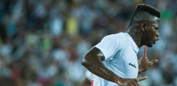 Riascos marca contra o Botafogo e diz com a mão que não vai comemorar