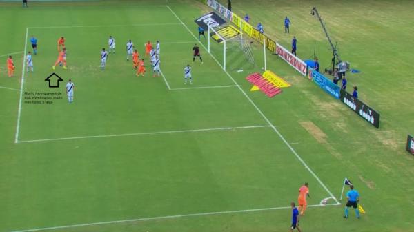 Murilo Henrique, do Nova Iguaçu, vem de trás, acompanhado por Wellington, muito mais baixo que ele, que o larga