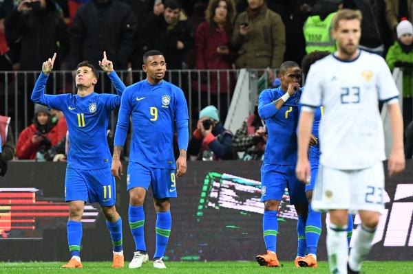 Meia Philippe Coutinho comemora segundo gol da Seleção Brasileira em Moscou