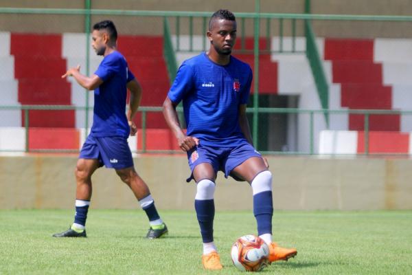 Kelvin treinou com bola na manhã desta sexta