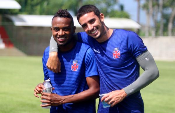 Kelvin se diverte com o meia Thiago Galhardo