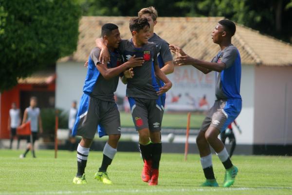 Atletas do sub-15 comemoram vitória em amistoso diante do Nova Iguaçu