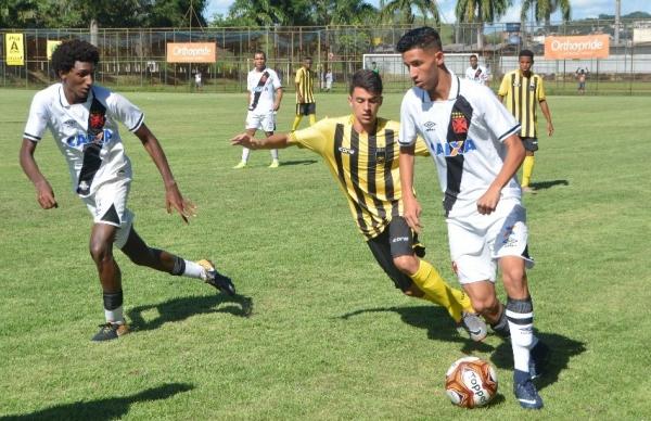 Talles e Arthur Sales em jogada de ataque do sub-17