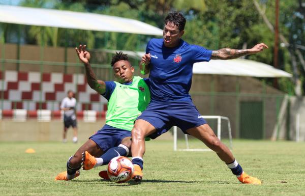 Giovanni Augusto divide bola com Paulo Vitor no treino
