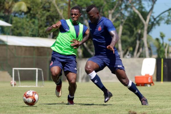 Wellington marca Riascos durante treinamento em Vargem Grande