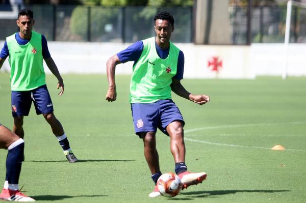 Fabrício em ação no treinamento em São Januário