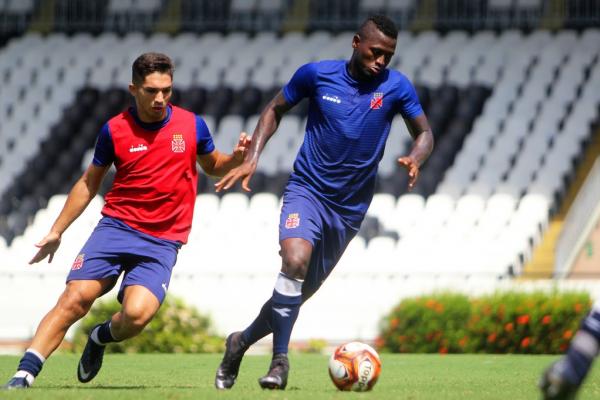 Riascos e Andrey disputam bola na Colina Histórica