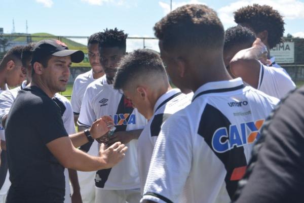 Celso Martins orientando os atletas, diante do Volta Redonda