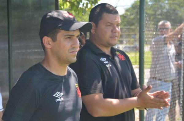 Treinador ao lado do auxiliar Alberto Tenan