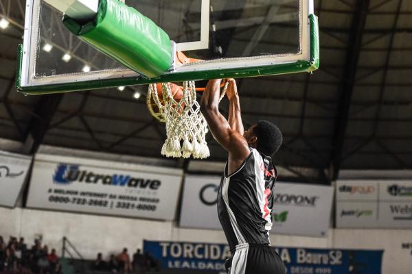 Gui Deodato sobe para enterrrar no jogo contra o Bauru