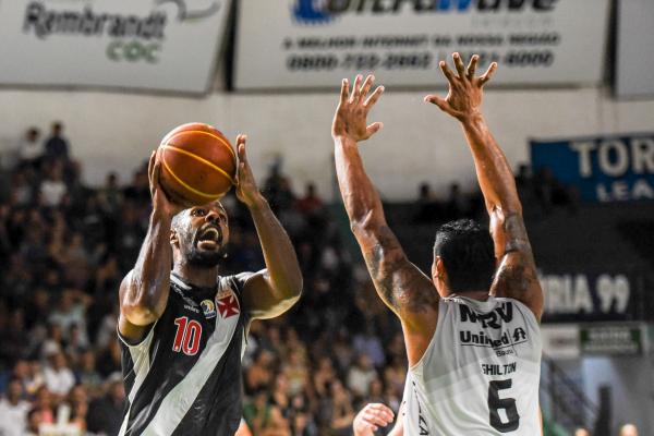Na garra, Vasco derrotou Bauru em casa
