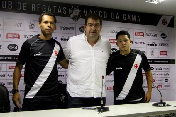 Bruno Silva e Lucas são apresentados por Fred Lopes, VP de futebol do Vasco