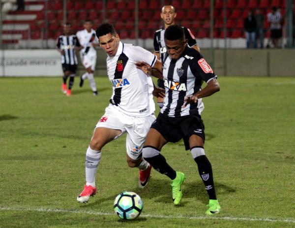  Paulinho em ação durante a Copa do Brasil sub-20