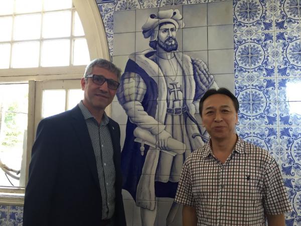 Presidente Alexandre Campello posa ao lado do Sr. Li Yang, Cônsul Geral da China