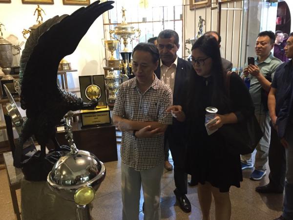 Cônsul Geral Sr. Li Yang e secretária Guo Yujiao no salão de troféus da Colina