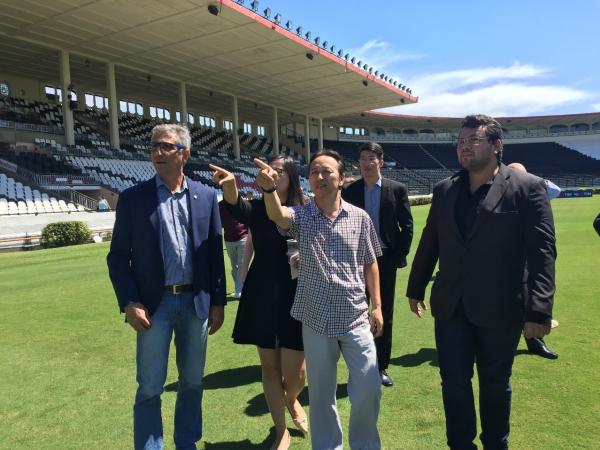 Comitiva do Consulado Geral da China conhece gramado de São Januário