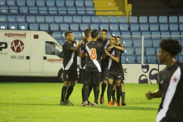 Marrony brilhou e marcou três gols na partida