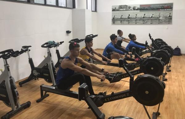 Remadores na preparação na Sede Náutica, para a regata do estadual