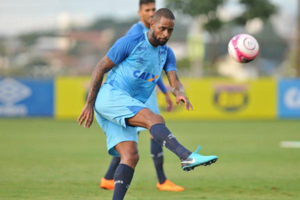 Após desfalcar o Cruzeiro nos dois últimos treinos, Dedé retorna e vira opção para Mano no domingo
