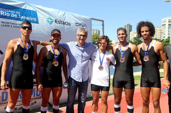 A equipe 4 COM - Aspirante com o presidente Campello - 1º lugar na regata
