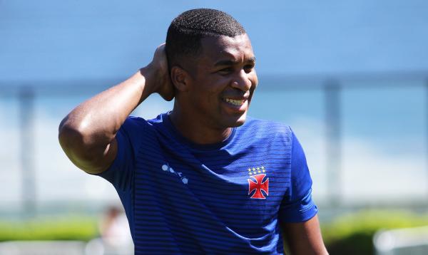 Erazo sorri na última atividade antes do clássico