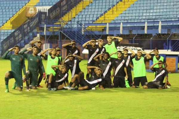 Comemoração dos Meninos da Colina no gramado da Ressacada
