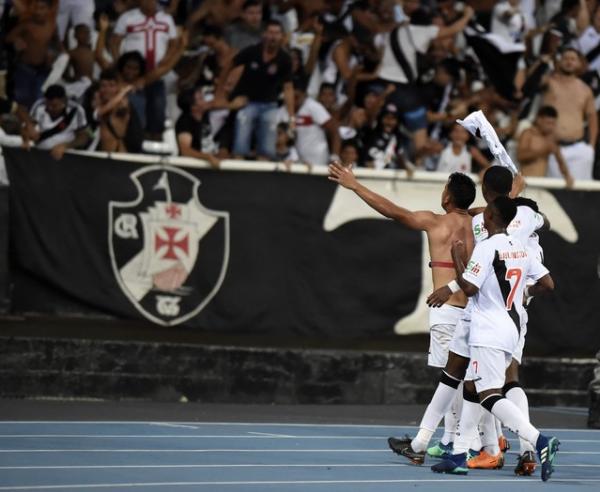 Andrés Ríos correu para a torcida para comemorar o gol da vitória do Vasco