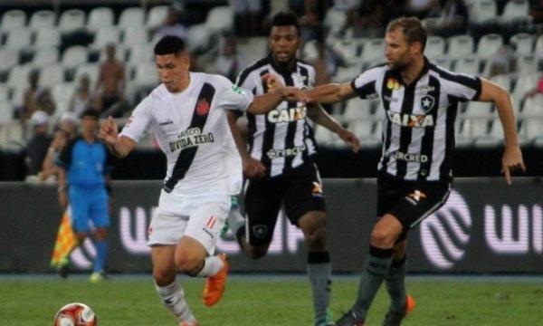 Paulinho tenta se livrar da marcação alvinegra