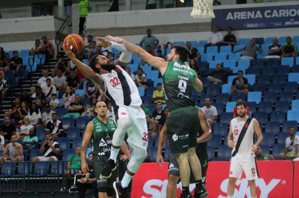 David Jackson  salta para marcar para o Vasco