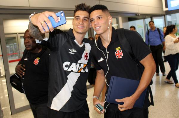 Paulinho recebe o carinho do torcedor em BH