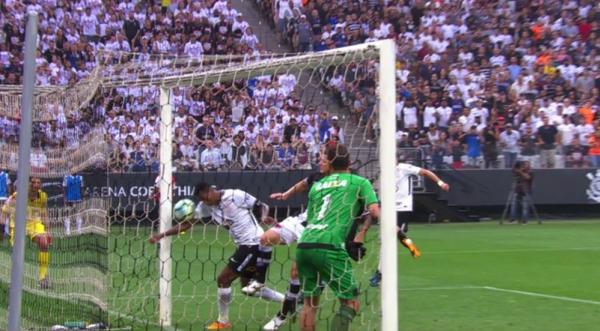 Jô usou o braço para marcar um gol contra o Vasco no ano passado