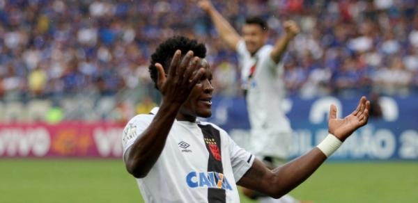 Paulão comemora seu gol sobre o Cruzeiro no Brasileiro de 2017