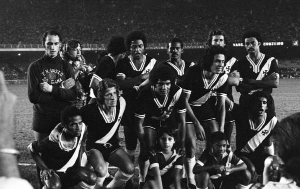 Jorginho Carvoeiro é o primeiro agachado, da esquerda para a direita, nesta foto de 1974, ano do primeiro título brasileiro do Vasco