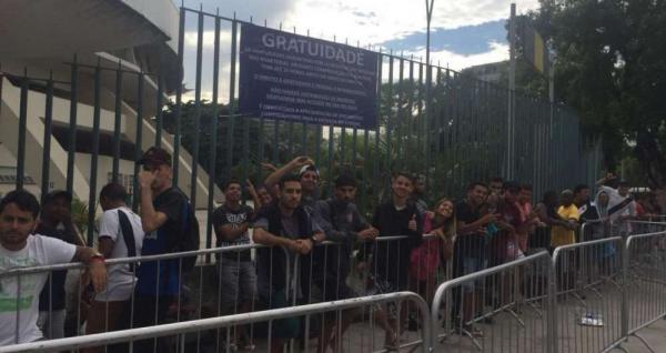 Torcedores do Vasco fazem fila durante a madrugada para conseguir ingresso para a final do Carioca