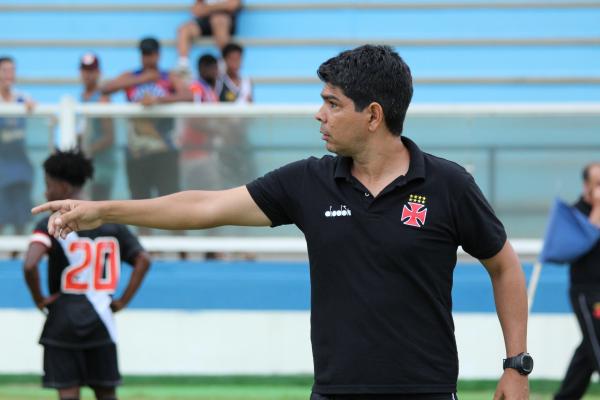 Marcos Valadares orientando a equipe na última vitória