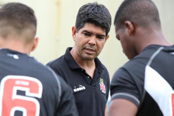 Treinador em conversa com os atletas