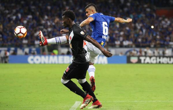 Paulão leva melhor em disputa de bola com Egídio