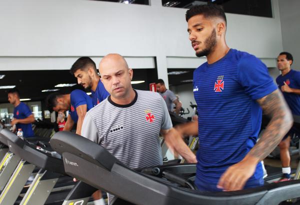 Ricardo Henriques orienta lateral-esquerdo Henrique durante atividade