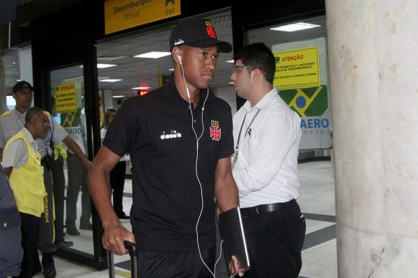 Fabrício durante o desembarque no Santos Dumont